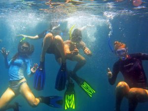 Students underwater in Galapagos Islands